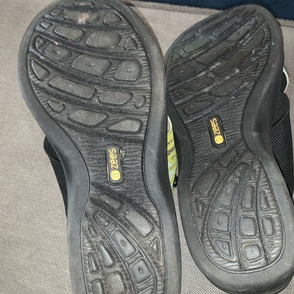 They are a wedge sandal . They are made by Bree’s. - Picture 2 of 3